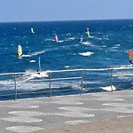 Surf Brothers וסינדריו